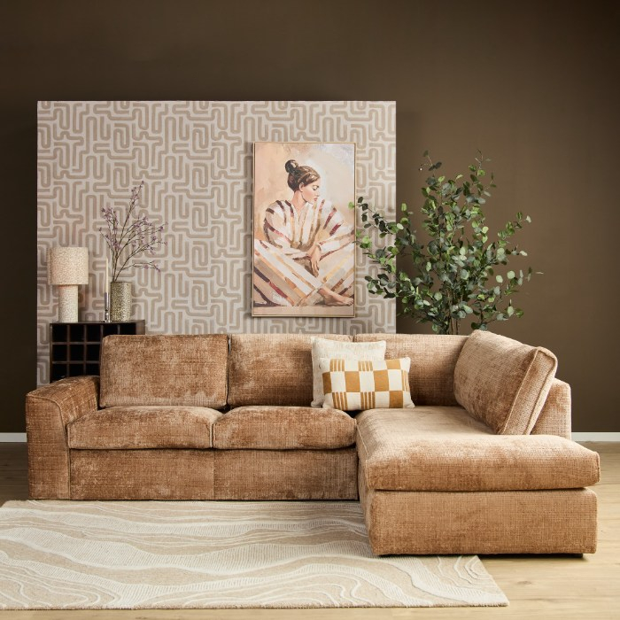 Kaneelbruine hoekbank Teddy met divan rechts sfeerbeeld woonkamer