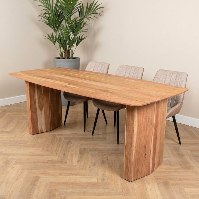 Houten eettafel met stoelen.