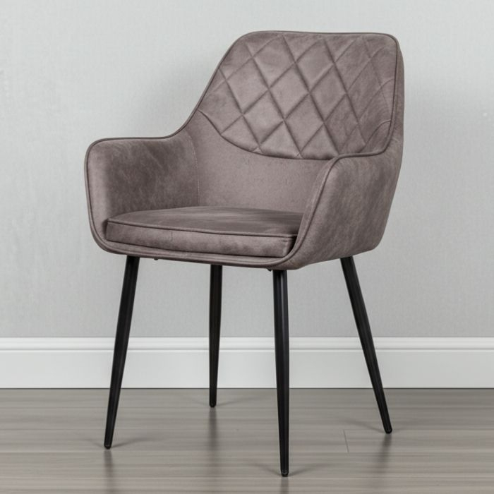 Armstoel van microvezel en zwart staal.