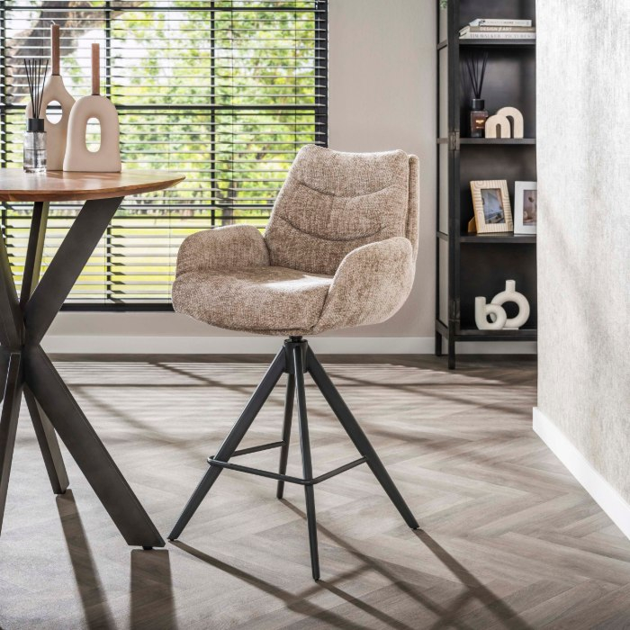 Barkruk draaibaar en terugdraaiend Elin beige chenille - sfeerfoto 1