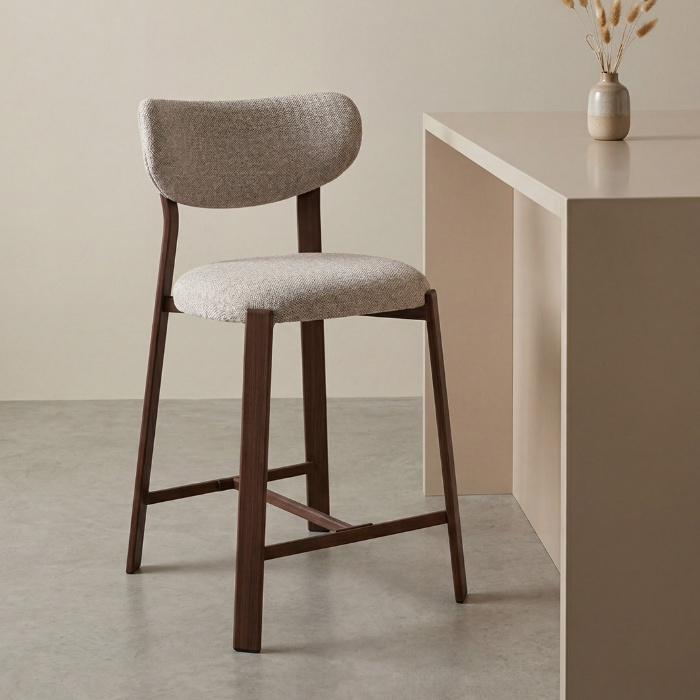 Barkruk kookeiland Mats in beige met walnootkleurig onderstel aan de eettafel