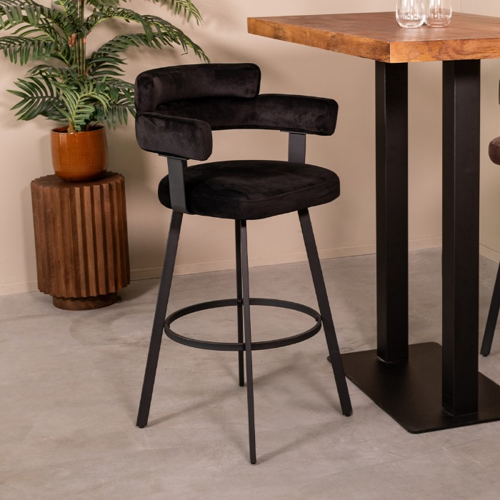 Barkruk met rugleuning Bo in zwart velvet aan een bartafel