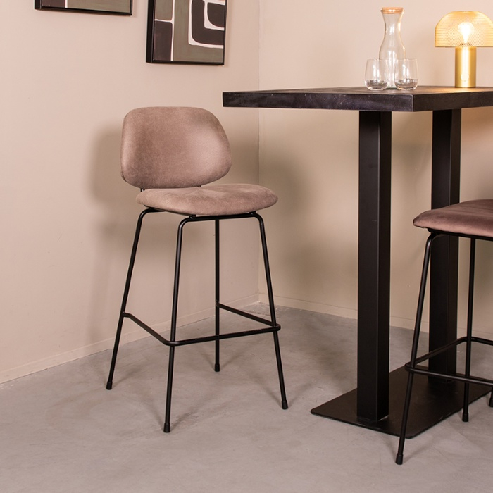 Barkruk met rugleuning Bram in taupe micro-suède aan een bartafel