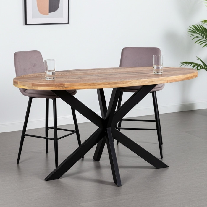 Ovale bartafel met krukken.