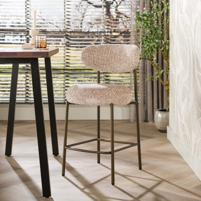 Beige barkruk Pirin met ronde rugleuning en bruine poten - sfeerfoto 1