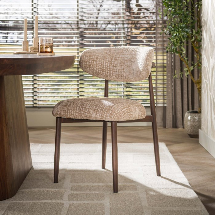 Beige eetkamerstoel Ciro met frame in eikenhoutlook - sfeerfoto 1