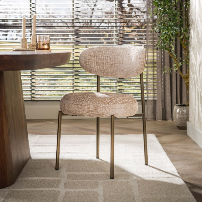 Beige eetkamerstoel Pirin rond met bruine poten - sfeerfoto 1