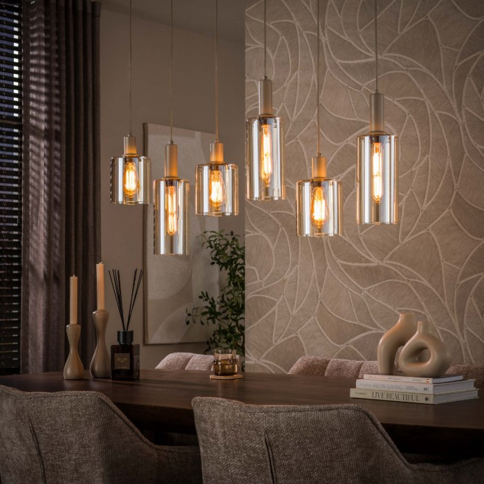 Beige hanglamp eettafel Sella met 6 glazen kappen - sfeerfoto 1