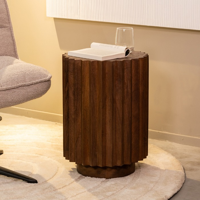 Bijzettafel Noa in mangohout donkerbruin in een woonkamer