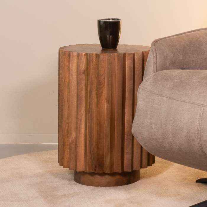 Bijzettafel Noa in mangohout naturel in een woonkamer