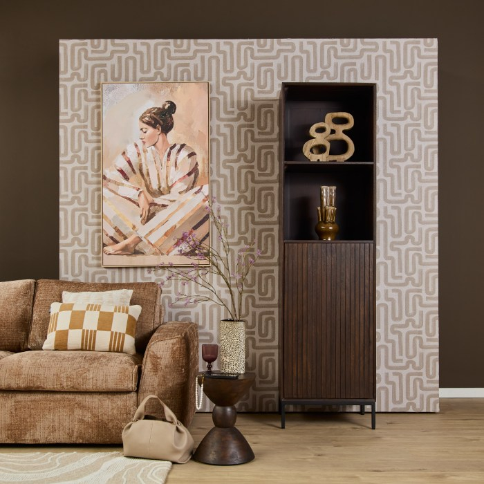 Boekenkast Madison bruin mangohout 55 cm in sfeervolle woonkamer