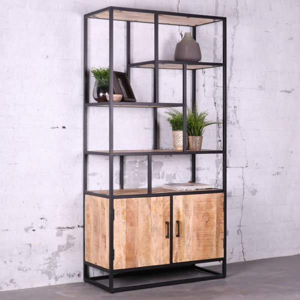 Mangohouten kast industrieel met twee deurtjes.