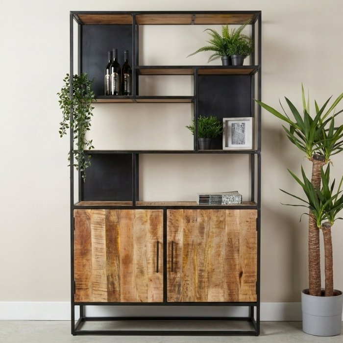 Boekenkast mangohout gecombineerd met staal en twee deuren en zeven opbergvakken.