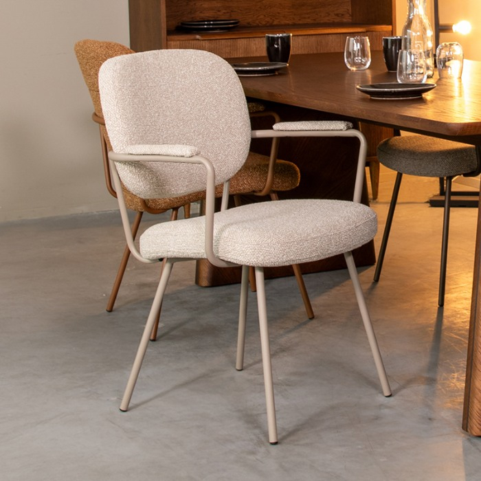 Eetkamerstoel Loek in crème bouclé met taupe frame aan de eettafel