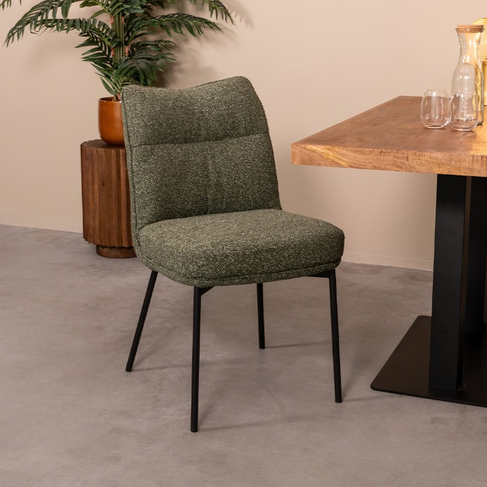 Eetkamerstoel Lucas in groen bouclé met stiksels aan de eettafel