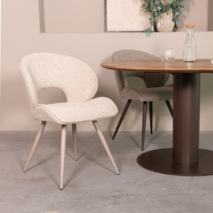 Eetkamerstoel Sander in crème bouclé met open rug, taupe poten aan de eettafel
