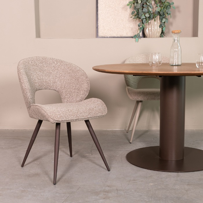 Eetkamerstoel Sander in grijs bouclé met open rug, bronzen poten aan de eettafel