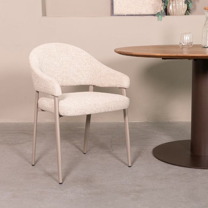 Eetkamerstoel Seth in crème bouclé met taupe poten aan de eettafel