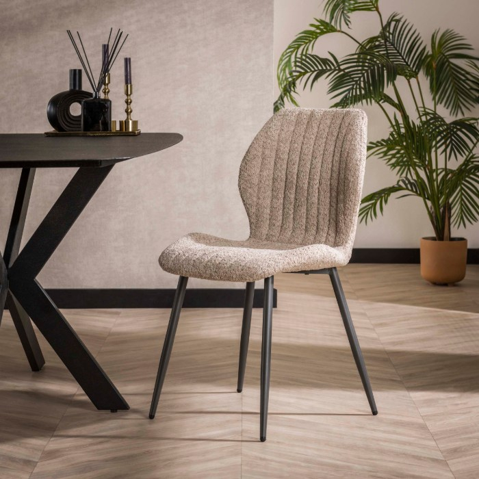 Bouclé eetkamerstoel Zori beige - sfeerfoto 1