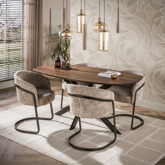 Deens ovale eettafel 150 cm Tibo acaciahout bruin met spinpoot - sfeerfoto 1