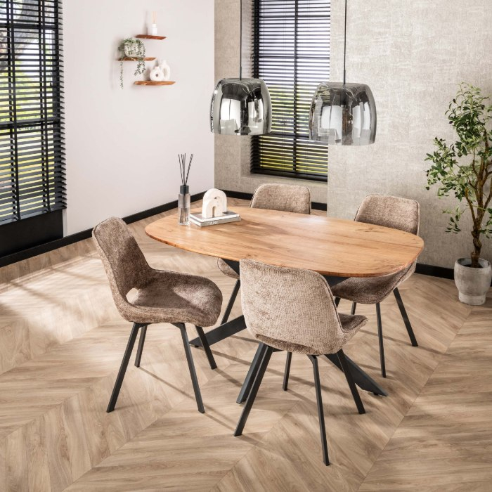 Deens ovale eettafel 150 cm Tibo acaciahout met spinpoot - sfeerfoto 1