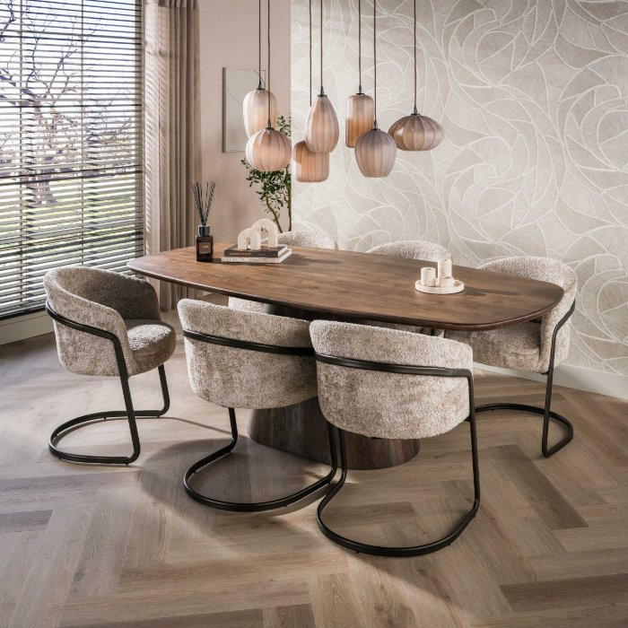 Deens ovale eettafel 215 cm Lenn acaciahout bruin met ovale middenpoot - sfeerfoto 1