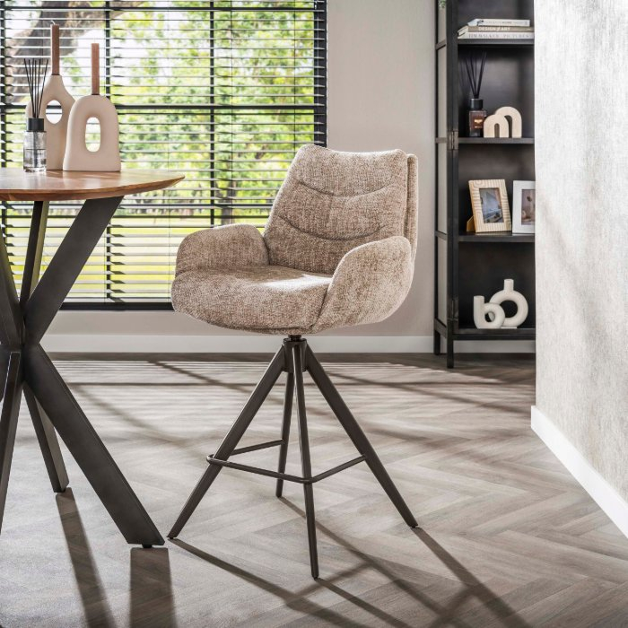 Draaibare barkruk met armleuning Elin beige met bruin onderstel - sfeerfoto 1