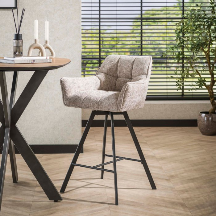 Draaibare barkruk met rugleuning Arno beige - sfeerfoto 1