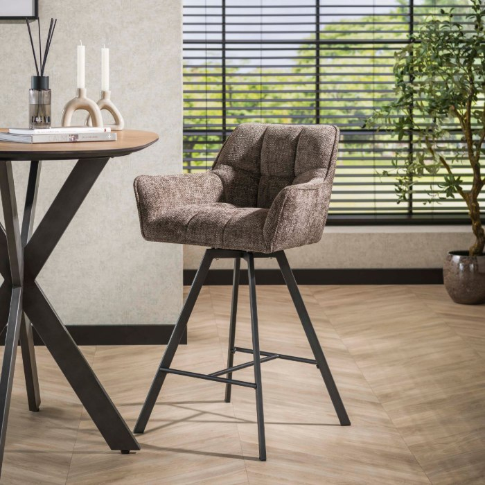 Draaibare barkruk met rugleuning Arno taupe - sfeerfoto 1