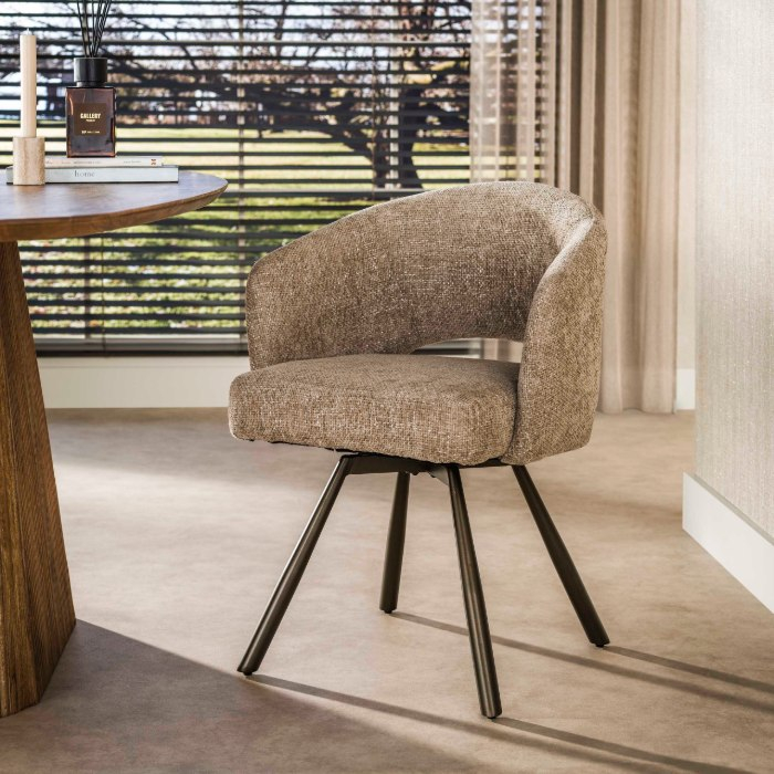 Draaibare eetkamerstoel met armleuning Marin beige met bruin onderstel - sfeerfoto 1
