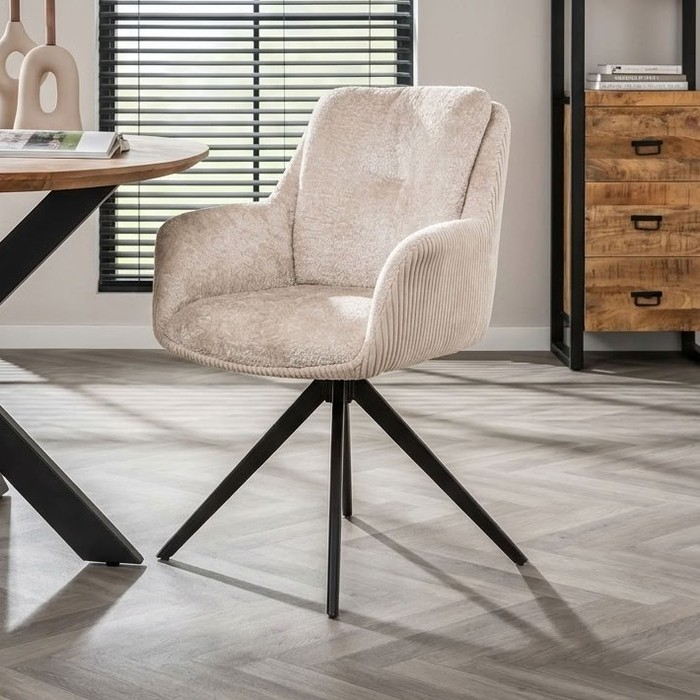 Beige draaistoel voor de eettafel in een woonkamer met houten kast en visgraat vloer