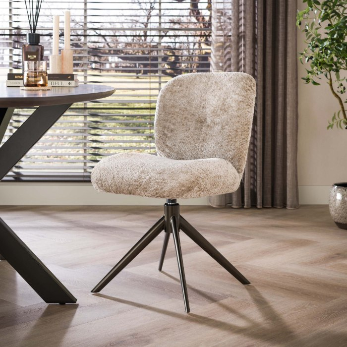 Draaibare eetkamerstoel Evra beige met bruin onderstel - sfeerfoto 1