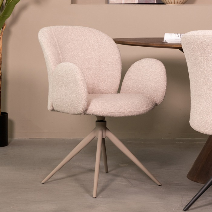 Draaibare eetkamerstoel Kees in naturel bouclé met taupe voet aan de eettafel