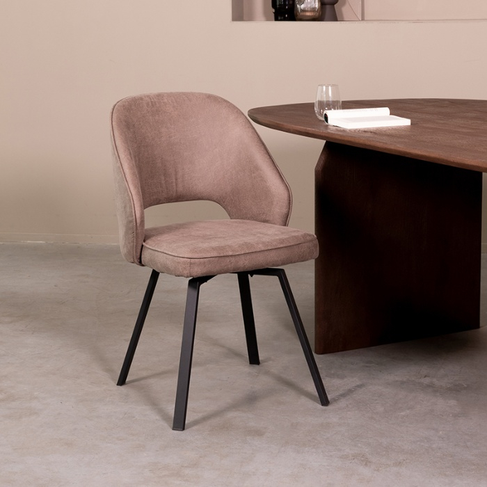 Draaibare eetkamerstoel Liz in taupe micro-suède met open rug aan de eettafel