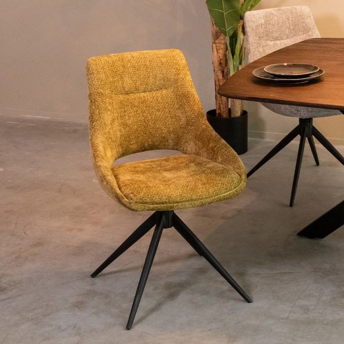Draaibare eetkamerstoel Merijn in okergeel aan de eettafel