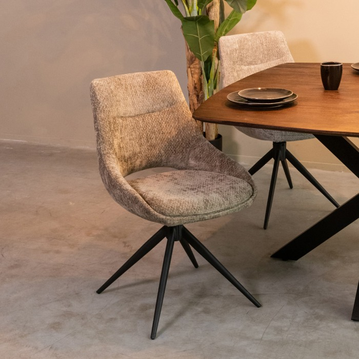 Draaibare eetkamerstoel Merijn in olijfgroen aan de eettafel