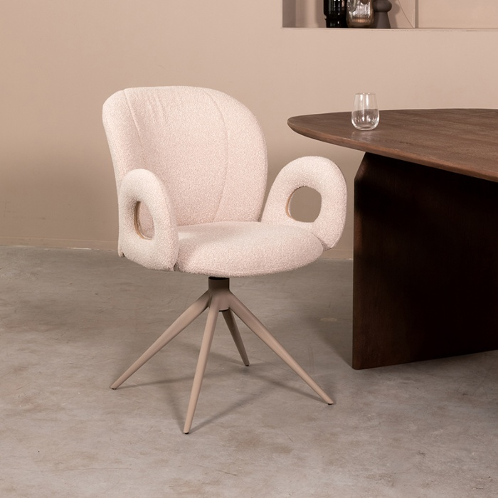 Draaibare eetkamerstoel Nadine in naturel bouclé met taupe voet aan de eettafel
