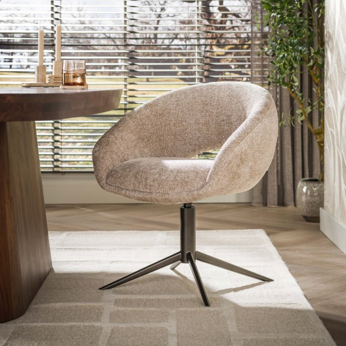 Draaibare kuipstoel met open rug Amel beige, bruin onderstel - sfeerfoto 1