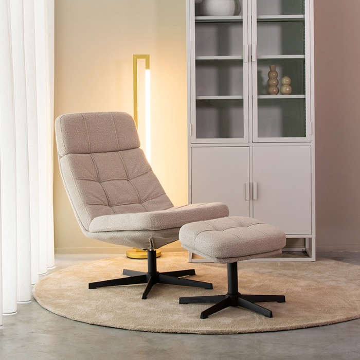 Draaifauteuil Adam in naturel bouclé in een woonkamer