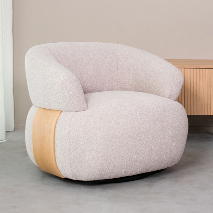 Draaifauteuil Bianca in naturel bouclé met naturel houten voet in een woonkamer