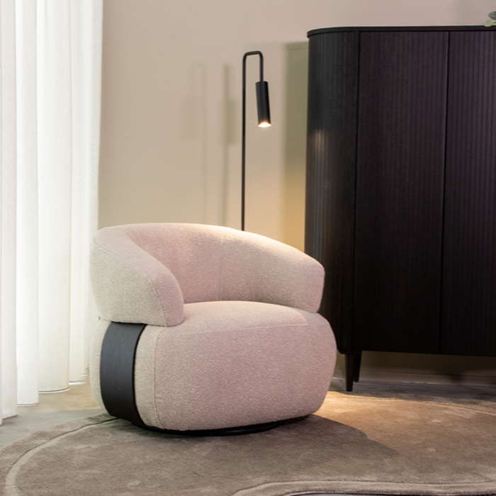 Draaifauteuil Bianca in naturel bouclé met zwarte voet in een woonkamer