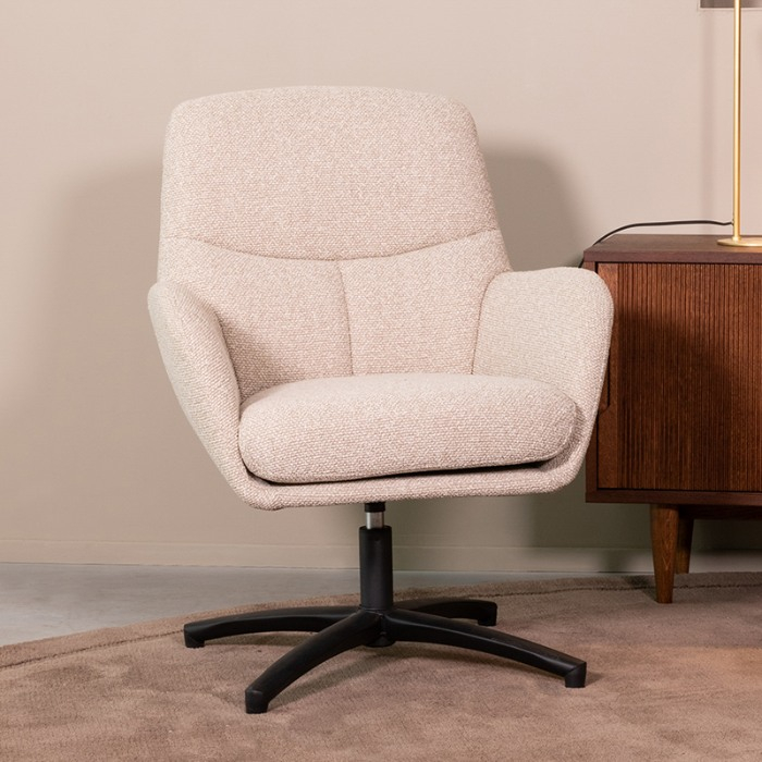 Draaifauteuil Carlijn in crème bouclé met zwarte voet in een woonkamer