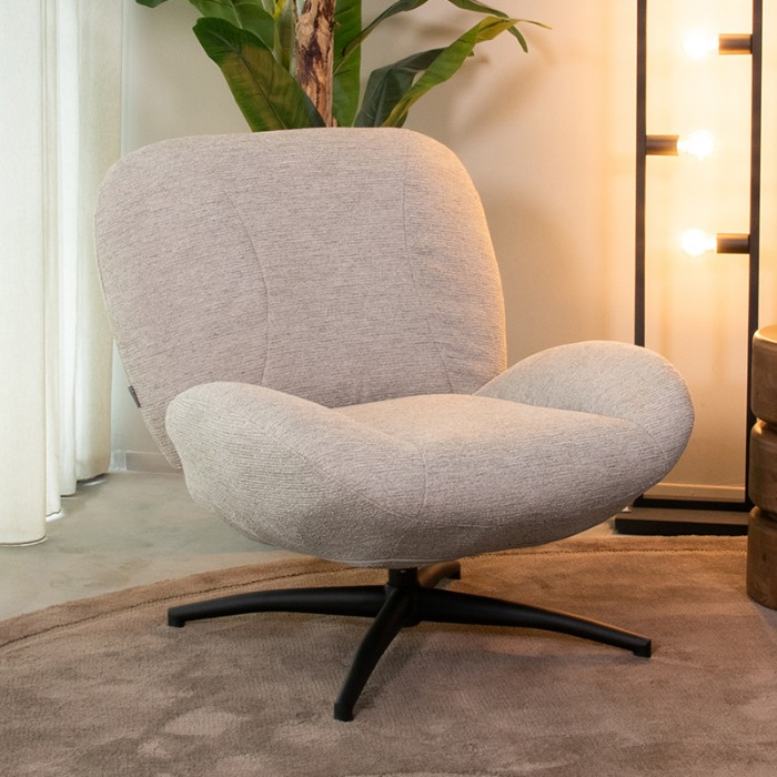 Draaifauteuil Daniel in lichtgrijs, 82 cm breed in een woonkamer