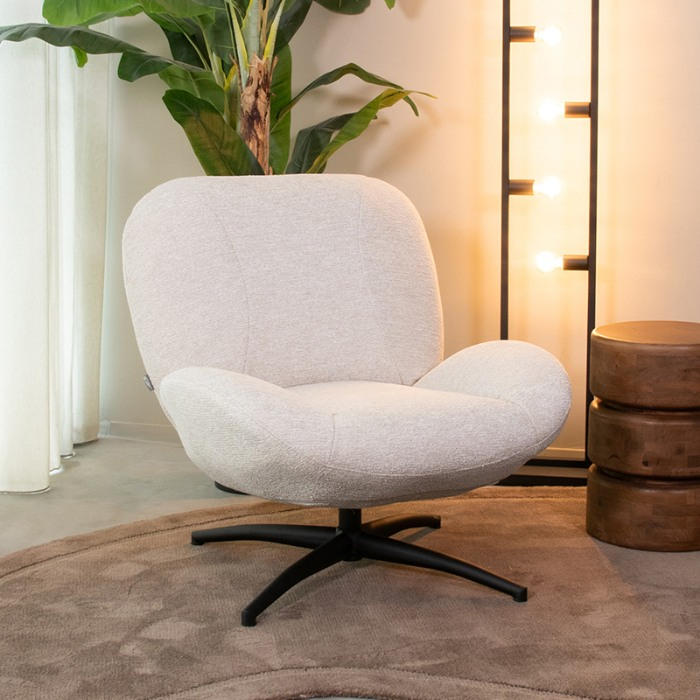 Draaifauteuil Daniel in lichtgrijs met diepe zit van 61 cm in een woonkamer