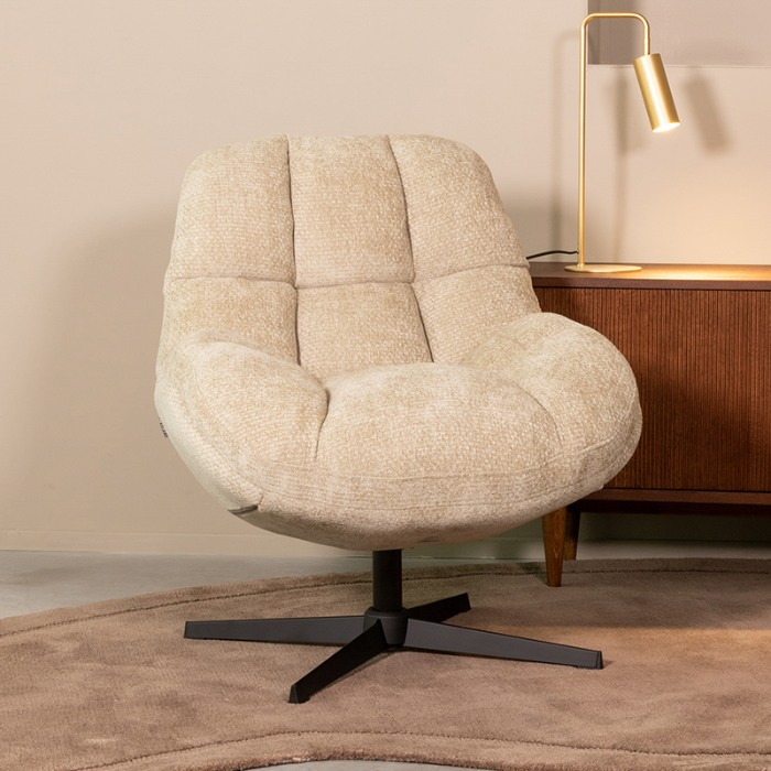 Draaifauteuil Henk in beige in een woonkamer