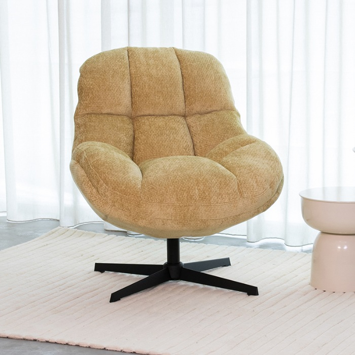 Draaifauteuil Henk in okergeel met gestikte banen in een woonkamer