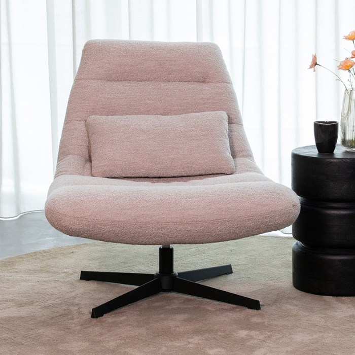 Draaifauteuil Nel in naturel bouclé, draaibaar met kussen in een woonkamer