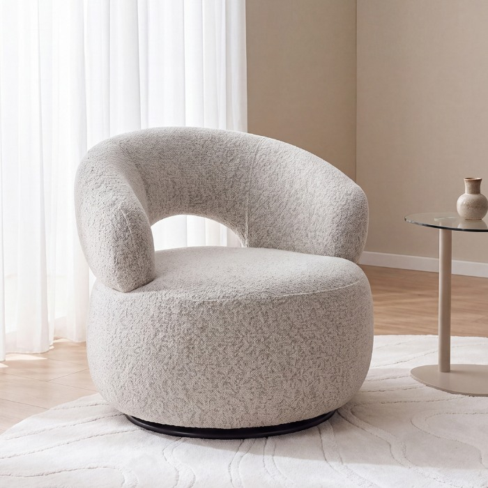 Draaifauteuil Norah in gebroken wit in een woonkamer
