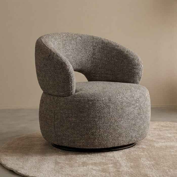 Draaifauteuil Norah in grijs bouclé in een woonkamer