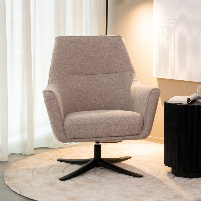 Draaifauteuil Tom in naturel bouclé met armleuningen in een woonkamer